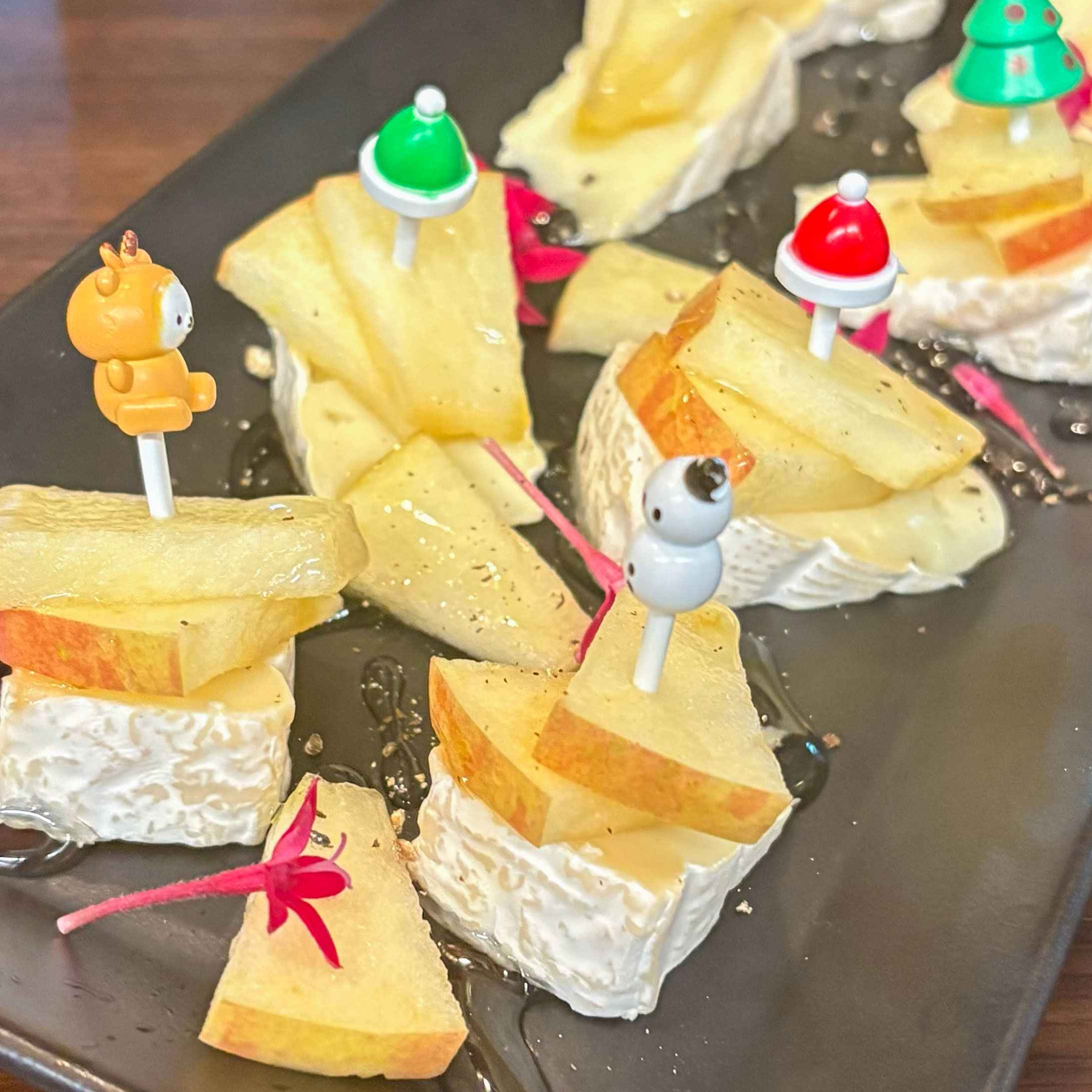 りんごとカマンベールチーズのピンチョス